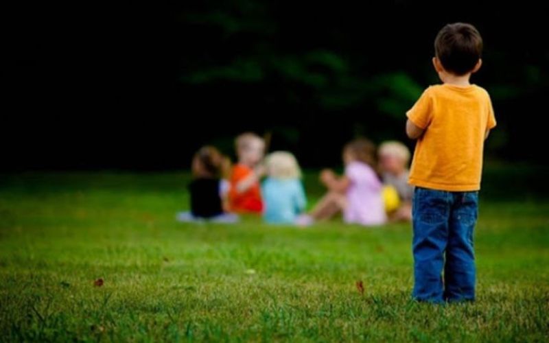 Con trầm tính, ít nói phải làm sao? Cách đồng hành nhẹ nhàng giúp trẻ mở lòng