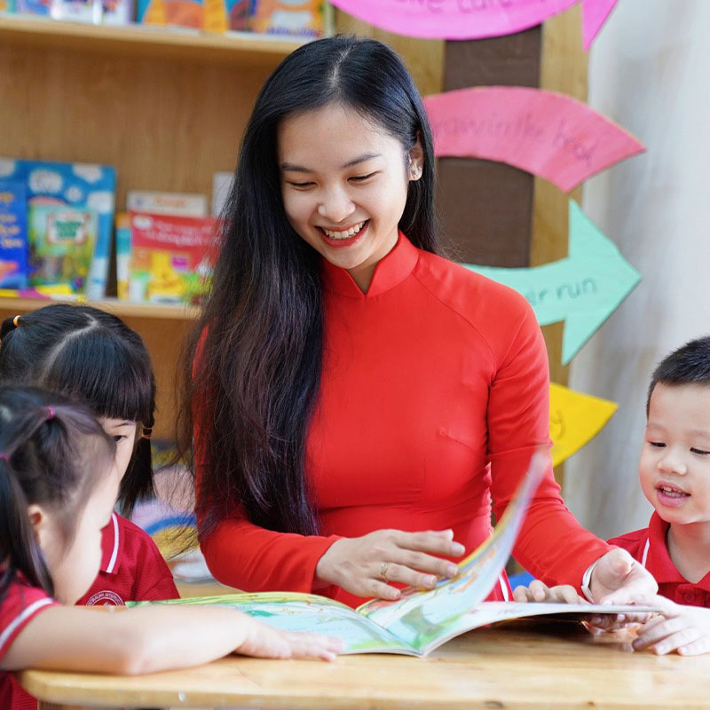 Giáo viên hướng dẫn kỹ năng cho bé